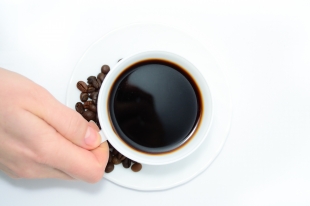 Нейробиолог Лав: добавление в кофе молока снижает его полезность