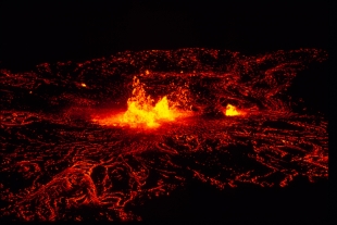 IFL Science: вулкан Эребус извергается золотом