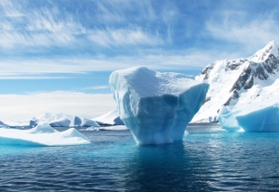 В Антарктиде с молниеносной скоростью в 130 км/ч треснул шельфовый ледник