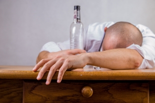 Учёные выяснили, почему алкоголь вызывает у людей разное похмелье