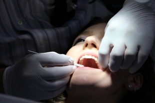 Стоматолог Калинин напомнил об опасности старых коронок на зубах