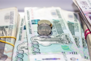 Средняя зарплата россиян в 2025 году превысит 105 тысяч рублей